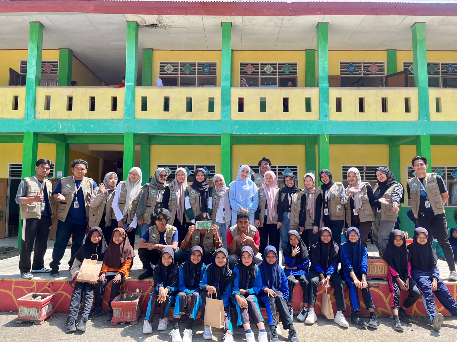 Mahasiswa KKN Universitas Andalas (Unand) Padang foto bersama dengan peserta   sosialisasi tentang gizi seimbang dan anemia di SMPN 6 Gunung Talang 